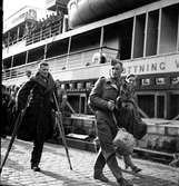 Krigsfångeutväxling i Trelleborg. Fartyget heter Drottning V.....
En av männen har ett ben amputerat och går med kryckor.