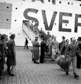 Krigsfångeutväxling av tyska fångar i Göteborg. Båt med texten Sver...