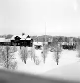 Storuman station anlagd 1923, stationshus i trä. Bredvid stationshuset står ett lusthus.
