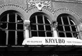 Skylt med texten: 161 Kilometer Krylbo från Stockholm.
Aktuellt är Krylboolyckan.
