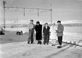 Vid Björklidens station
Från vänster: Byråchef Lundqvist, okänd, okänd, Fröken Ahnfelt, okänd.