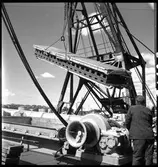 Specialtransport av pappersmaskin. Lossningsarbete i Värtahamnen