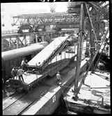 Specialtransport av pappersmaskin. Lossningsarbete i Värtahamnen