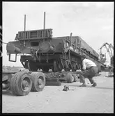 Statens Järnvägar, SJ Sdu 100403. Specialtransport till Ortviken pappersbruk. Fundament för slipmaskin. Vagnbjörn för vägtransport