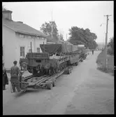 Statens Järnvägar, SJ Sdu 100403. Specialtransport till Ortviken pappersbruk. Fundament för slipmaskin. Vagnbjörn för vägtransport. Personal på plattform för bakhjulstyrning