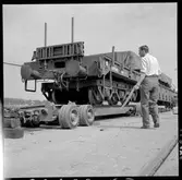 Statens Järnvägar, SJ Sdu 100403. Specialtransport med vagnbjörn. Fundament för slipmaskin till Ortviken pappersbruk