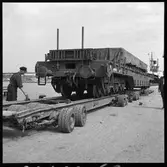 Statens Järnvägar, SJ Sdu 100403. Specialtransport med vagnbjörn. Fundament för slipmaskin till Ortviken pappersbruk