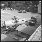 Kaelble lastbil med vagnbjörn lastad med tankvagn SJ Q12 506064. Tankning av godsvagnen.