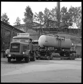 Kaelble lastbil med vagnbjörn lastad med tankvagn SJ Q12 506064.