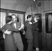 Statens Järnvägar, SJ So3 3945. Resande i salongen.  
SJ salongsvagn användes som representationsvagn av SJ:s generaldirektörer och abonnerades av företag. Gick ett tag som konferensvagn med texten Konferens på tåg på sidan. 
Littererades Ao3 vid leverans men littera ändrades till So3 1956. Vagnen användes även i det så kallade Dollartåget. Vagnen finns bevarad på Sveriges Järnvägsmuseum.