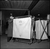 Statens Järnvägar, SJ fällbox för konfektionsvaror. Text  SJ KX11/016 Vikt 39 kg