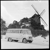 Statens Järnvägar, SJ Mercedes-buss, O 319D 2753 för 17 passagerare. Väderkvarn i bakrunden.