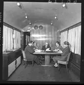 Statens Järnvägar, SJ So3 3945. Konferensrummet i Generaldirektörsvagnen. 
SJ salongsvagn användes som representationsvagn av SJ:s generaldirektörer och abonnerades av företag. Gick ett tag som konferensvagn med texten 'Konferens på tåg' på sidan. 
Littererades Ao3 vid leverans men littera ändrades till So3 1956. Vagnen användes även i det så kallade Dollartåget. Vagnen finns bevarad på Sveriges Järnvägsmuseum.