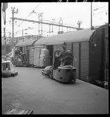 Ilgodsmagasinet Centralstationen i Stockholm. Trucktransporter till tågen. Gaffeltruck lastar godsvagn.