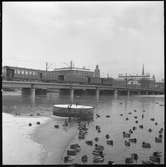 Statens Järnvägar D-lok med personvagnar på Centralbron i Stockholm.