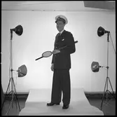 Fotografering av man som bär sommaruniformen för stationsinspektor och tågklarerare.