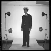 Fotografering av man som bär sommaruniformen för tågmästare. Uttrycket tågmästare finns inte kvar, men används inofficiellt som beteckning på en tågvärd med högre säkerhetsfunktion.