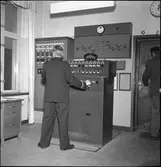 Tågklarerare vid ställverk.