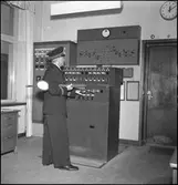 Tågklarerare vid ställverk.