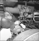 Lokreparatör vid diesellok.