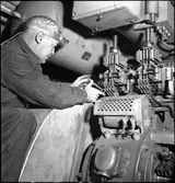 Lokreparatör vid diesellok.