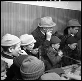 Statens Järnvägar, SJ utställning av modelljärnväg med tåg  mot framtiden som är en gåva med anledningen av 100-årsjubileum 1956-12-01. SJ:s modelljärnvägsanläggning, som tidigare visats på Skansen i Stockholm, har installerats i en järnvägsvagn och turnerar nu runt om landet, till glädje för mängder av tekniskt intresserade människor.