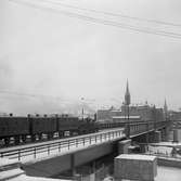 Statens Järnvägar SJ 1856-1956. 100-årsjubileum. Tåg med gamla lok och vagnar  på sträckan mellan Mälarstrand, och Riddarholmen.