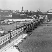 Statens Järnvägar SJ 1856-1956. 100-årsjubileum.Tåg med gamla lok och vagnar på Södra Järnvägsbron på sträckan mellan Riddarholmen och Mälarstrand..