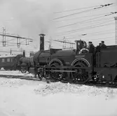Statens Järnvägar SJ 1856-1956. 100-årsjubileum.Tåg med gamla lok och vagnar vid  Tomteboda. På bilden syns lok nummer 3 Prins August, senare Statens Järnvägar SJ Bb 43.