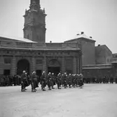 Statens Järnvägar SJ Driftvärn går högvakt vid Kungliga slottet.