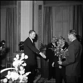 Generaldirektör Erik Upmark tar emot gåvor från Sydkraft, VEGETE-bolagen, SAL, Sv. Turisthot Riksförbund.