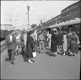 Skolbarn avreser från Stockholm Östra till  Barnens ö. Många förväntansfulla barn med föräldrar finns på plattformen.