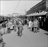 Skolbarn avreser från Stockholm Östra till  Barnens ö. Många förväntansfulla barn med föräldrar finns på plattformen.