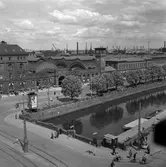 Centralstation i Malmö. Malmö station med stationshus ombyggt längst till höger och artonhundratanittiotals stabila byggnad längst till vänster.