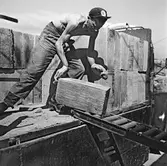 Avlastning av byggmaterial. SL AB TRANSPORT