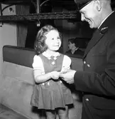 Flicka på tåget med barnbilljett.