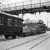 Statens Järnvägar, SJ 100019 Q23. Godsvagn med långt isärdragna balkar och 4800mm bredd. Vikt 100 ton. Transport av stator från ASEA, Västerås till Biskopskulla.