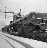 Statens Järnvägar, SJ 100019 Q23. Godsvagn med långt isärdragna balkar och 4800mm bredd. Vikt 100 ton. Transport av stator från ASEA, Västerås till Biskopskulla.