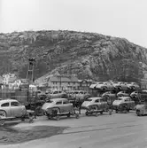 Göteborg. Lossning av Volvo-chassier.