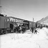 Statens Järnvägar, SJ persontåget Karven, resenärer vid skidvagn.