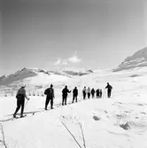 Skidåkare, tåghems-resenärer vid Låktatjåkko och Riksgränsen.