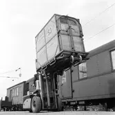 Småbehållare, typ B.
Last- och lossning av behållaren med gaffeltruck typ Hyster 40, lyftkapacitet 2,0 ton.Sänd godset med småbehållare. SJ Från dörr till dörr