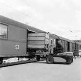 Småbehållare, typ B.
Last- och lossning av behållaren med gaffeltruck typ Hyster 40, lyftkapacitet 2,0 ton.