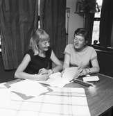 Statens Järnvägar, SJ Tåghem.
Skolundervisning i sällskapsvagnen.
(Blackebergs Lärov. tåghem)