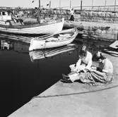 Läroverkselever besöker Baskemölla fiskeläge.
(Foto i samband med Blackebergs Lärov. tåghem)