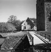 Läroverkselever på studiebesök vid Glimmingehus. Foto taget i samband med resa med Blackebergs Läroverks tåghem.