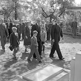 Modelljärnväg inviges på Skansen.
Kronprinsen och Generaldirektör Erik Upmark