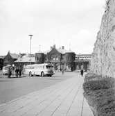 Statens Järnvägar, SJ landsvägsbussar på gatusidan vid Borås C. Den främre bussen är tillverkad av Hägglund & Söner i Örnsköldsvik.