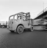 Statens Järnvägar, SJ 1708 LMW
Virke-och kabellastning med truck    
Liljeholmens bangård