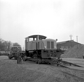 Vagnbjörntransport av lokomotor Statens Järnvägar SJ Z, från Aktsiebolaget Svenska Järnvägs verkstäder, vid Värtan station inför 
S:t Eriksmässan.